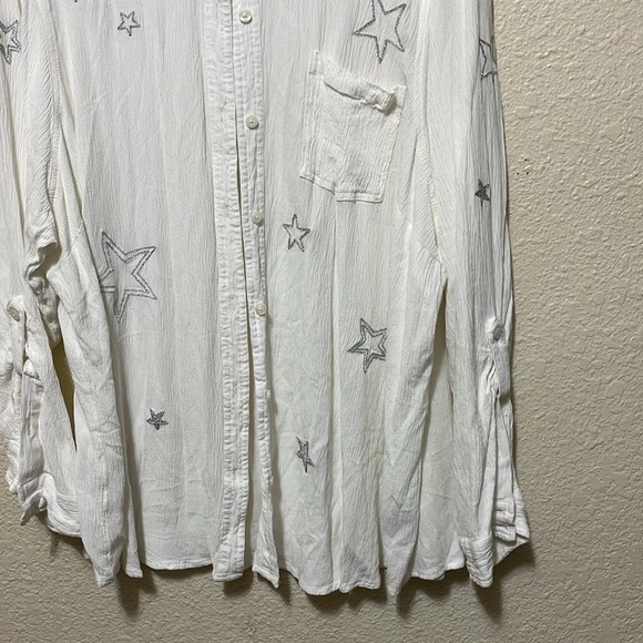 Torrid Women's White Lightweight Blouse. Good Condition. Size 4. - Picture 3 of 8
